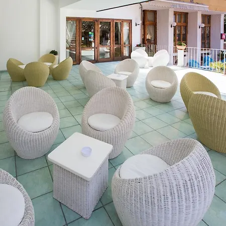 アパートホテル Eden パリヌロ