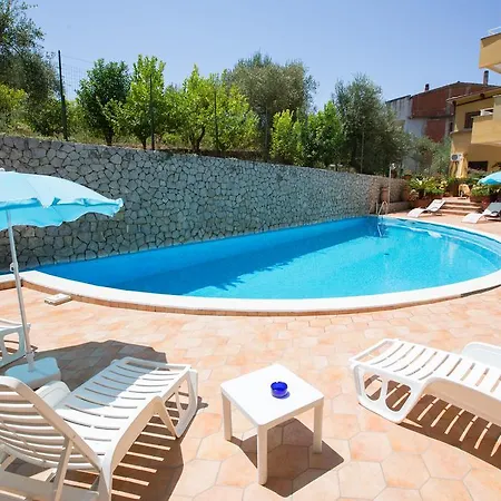 アパートホテル Eden パリヌロ