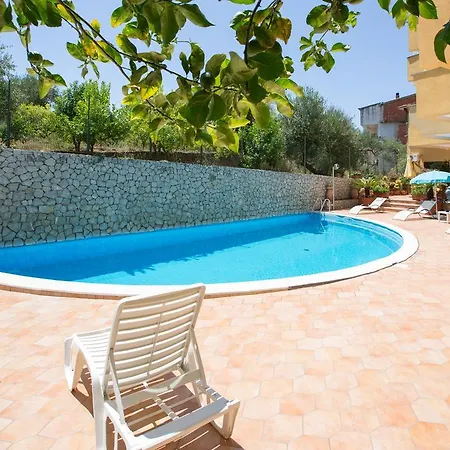 アパートホテル Eden パリヌロ